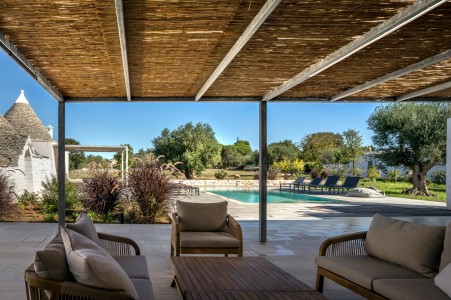 Vista dalla veranda verso il giardino e la piscina